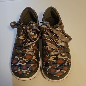 BZEE WOMAN ACTIVE SHOES SIZE 8M